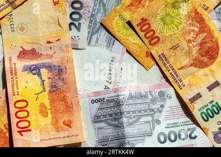 Banconote da 1000 e 2000 pesos argentini in contanti, nuova concezione (economia, affari, mercati, inflazione, crisi, denaro, Argentina) Foto Stock