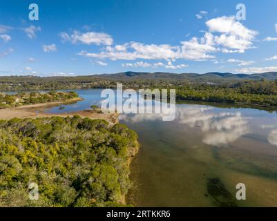 Vista aerea sulla spiaggia di Aislings e sulla laguna di Curalo a Eden, sulla costa meridionale del New South Wales, Australia Foto Stock