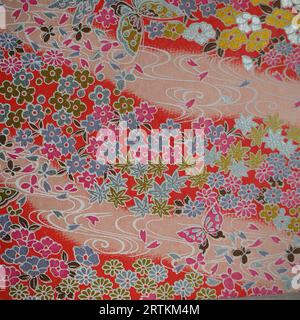 Motivi tradizionali giapponesi con fiori di ciliegio Foto Stock