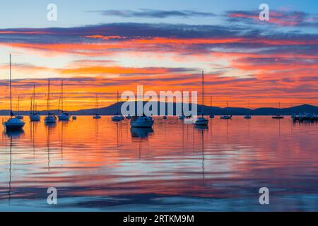 Un giorno perfetto: Alba sul Brisbane Water a Koolewong sulla Central Coast, NSW, Australia. Foto Stock