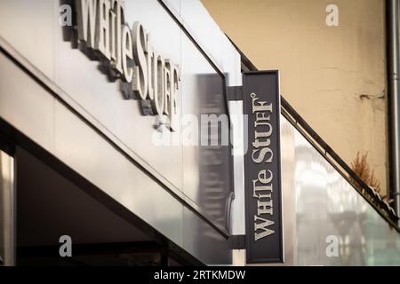 Immagine di un cartello con il logo di White Stuff a Colonia, Germania. White Stuff è un marchio britannico di moda e lifestyle che vende donne, uomini e Foto Stock