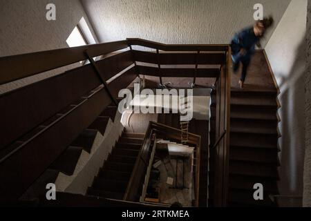 Foto di una scala a chiocciola in un vecchio edificio residenziale, con un effetto prospettico, visto dall'alto. Foto Stock