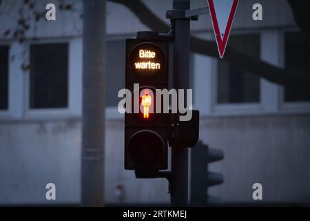 Immagine di un semaforo per i pedoni, che mostra il semaforo rosso, proibendo così alle persone, ai camminatori, di attraversare una strada, di notte in germania. Foto Stock