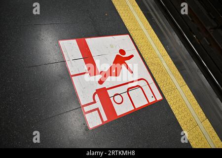 Segnale di avvertimento della metropolitana di Madrid “Mind the GAP” – Madrid, Spagna – 24 maggio 2023 Foto Stock