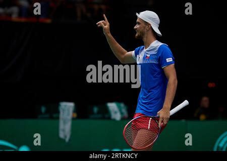 Valencia, Spagna. 13 settembre 2023. Tomas Machac della Repubblica Ceca reagisce durante la partita del gruppo C tra Spagna e Repubblica Ceca al torneo di tennis delle finali di Coppa Davis a Valencia, Spagna, il 13 settembre 2023. Crediti: Str/Xinhua/Alamy Live News Foto Stock