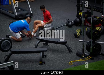 Valencia, Spagna. 13 settembre 2023. Il serbo Novak Djokovic prende parte all'allenamento prima della sua partita tra Serbia e Spagna al torneo di tennis delle finali di Coppa Davis a Valencia, in Spagna, il 13 settembre 2023. Crediti: Str/Xinhua/Alamy Live News Foto Stock