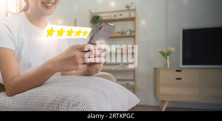 Feedback di valutazione del cliente. Donne che danno recensioni positive per i sondaggi sulla soddisfazione dei clienti. dare una valutazione a cinque stelle. Valutazione del servizio, soddisfazione Foto Stock