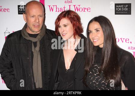 Bruce Willis, Rumer Willis e Demi Moore partecipano a una festa per celebrare il nuovo cast di "Love, Loss, and What i Wore" di Off Broadway al B Smith's Restaurant di New York il 24 marzo 2011. Crediti fotografici: Henry McGee/MediaPunch Foto Stock