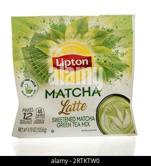 Winneconne, WI - 4 settembre 2023: Un pacchetto di tè verde matcha dolcificato Lipton Matcha latte su sfondo isolato Foto Stock