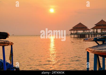 Vista delle barche al porto della spiaggia di Kartini al tramonto. Foto Stock