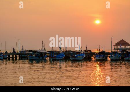 Vista delle barche al porto della spiaggia di Kartini al tramonto. Foto Stock