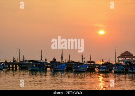 Vista delle barche al porto della spiaggia di Kartini al tramonto. Foto Stock