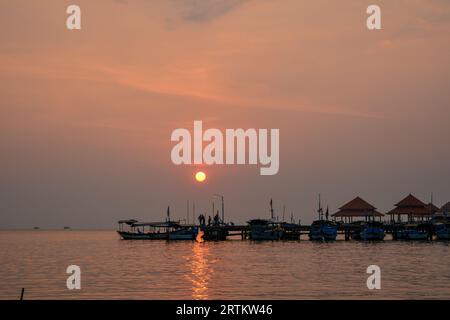Vista delle barche al porto della spiaggia di Kartini al tramonto. Foto Stock