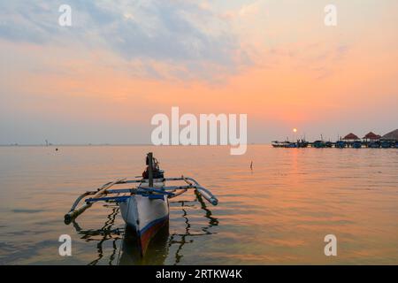Vista delle barche al porto della spiaggia di Kartini al tramonto. Foto Stock