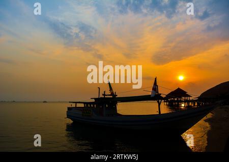 Vista delle barche al porto della spiaggia di Kartini al tramonto. Foto Stock