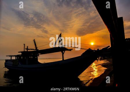 Vista delle barche al porto della spiaggia di Kartini al tramonto. Foto Stock