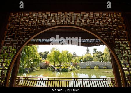 San Marino, California, USA, 11 giugno 2022: La luce del sole del pomeriggio splende sul Chinese Garden - Garden of Flowing Fragrance presso la Huntington Library. Foto Stock