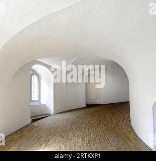 Salendo sul sentiero circolare interno nella torre rotonda torre seicentesca costruita come osservatorio astronomico. Købmagergad, Copenhagen, Danimarca. Foto Stock