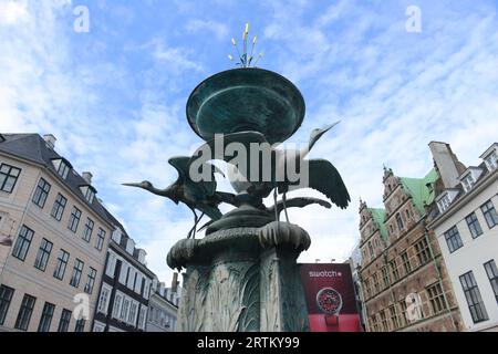 La fontana della cicogna è decorata con uccelli e rane sulla strada pedonale di Amagertorv a Copenaghen, Danimarca. Foto Stock