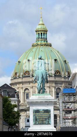 Una vista posteriore della statua equestre di Re Federico V e della chiesa di Frederik a Copenaghen, Danimarca. Foto Stock