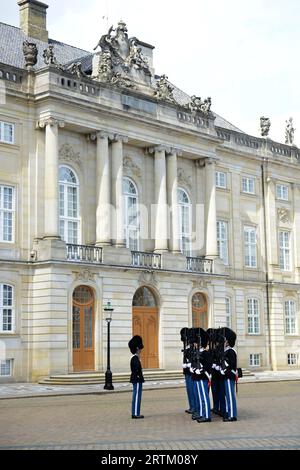 Cambio della guardia reale danese al castello di Amalienborg a Copenaghen, Danimarca. Foto Stock