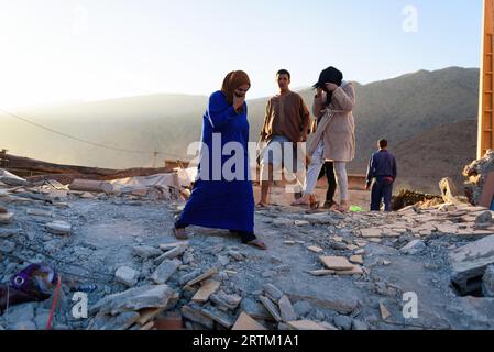 Ijoukak, Marocco. 11 settembre 2023. Le persone marocchine camminano sulle macerie e i detriti degli edifici distrutti in seguito al terremoto. Le operazioni di aiuto e salvataggio sono ancora in corso e raggiungono lentamente i villaggi più remoti colpiti dal terremoto in Marocco, dove si pensa che centinaia di corpi siano ancora sepolti sotto le macerie, mentre i sopravvissuti sono costretti a vivere in campi improvvisati. (Foto di Davide Bonaldo/SOPA Images/Sipa USA) credito: SIPA USA/Alamy Live News Foto Stock