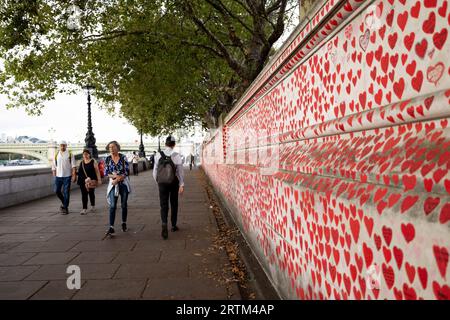 Il pubblico in generale è visto camminare oltre il muro commemorativo nazionale COVID-19. Oltre 150.000 cuori sono stati dipinti fino ad oggi sul muro all'esterno del St Thomas' Hospital di fronte alle Houses of Parliament per commemorare ogni vita persa nel Regno Unito a causa della pandemia di COVID dal 2019. Un’inchiesta indipendente del Regno Unito è in corso per esaminare la preparazione alla pandemia, l’uso di blocchi e altri interventi non farmaceutici, la gestione delle pandemie negli ospedali e nelle case di cura, l’approvvigionamento di attrezzature e il sostegno finanziario reso disponibile. (Foto di Hesther ng/SOPA Images/Sipa USA) Foto Stock