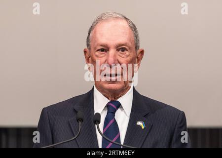 Michael Bloomberg parla durante l'apertura dell'evento stampa del Perelman Performing Arts Center e del taglio del nastro a New York il 13 settembre 2023 Foto Stock