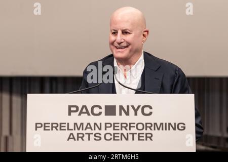 Ron Perelman parla durante l'apertura dell'evento stampa del Perelman Performing Arts Center e del taglio del nastro a New York il 13 settembre 2023 Foto Stock