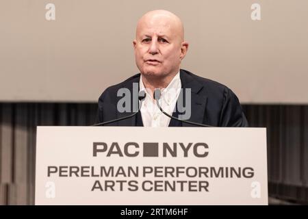 Ron Perelman parla durante l'apertura dell'evento stampa del Perelman Performing Arts Center e del taglio del nastro a New York il 13 settembre 2023 Foto Stock