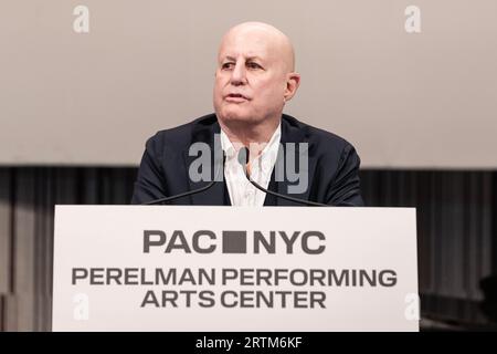 Ron Perelman parla durante l'apertura dell'evento stampa del Perelman Performing Arts Center e del taglio del nastro a New York il 13 settembre 2023 Foto Stock