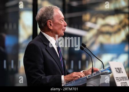Michael Bloomberg parla durante l'apertura dell'evento stampa del Perelman Performing Arts Center e del taglio del nastro a New York il 13 settembre 2023 Foto Stock