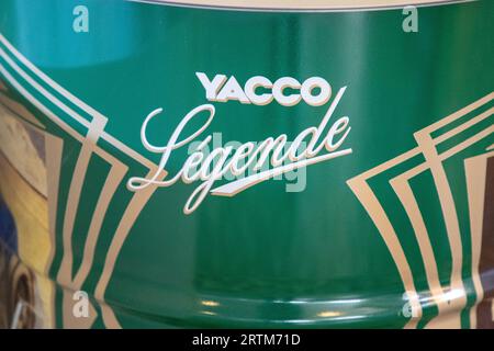 Bordeaux , Francia - 09 12 2023 : logo del marchio Yacco legende e scritta in botte oli motore retrò chimici francesi per auto antiche Foto Stock