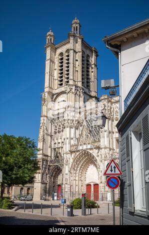 La cattedrale cattolica in stile gotico di San Pietro e San Paolo a Troyes, Aube, Francia, vista da Rue de la mnt Saint-Pierre. Foto Stock
