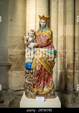 Una statua della Vergine Maria che tiene in mano un bambino gesù noto come "Notre-Dame des Victoires" nella cattedrale cattolica di San Pietro e San Paolo a Troyes, F. Foto Stock