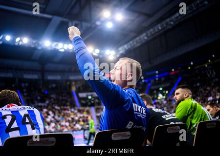 Stoccarda, Germania. 1 settembre 2023. Pallamano: Bundesliga, TVB Stoccarda - Füchse Berlin, Porsche Arena. Patrick Zieker di Stoccarda applaude. Credito: Tom Weller/dpa/Alamy Live News Foto Stock