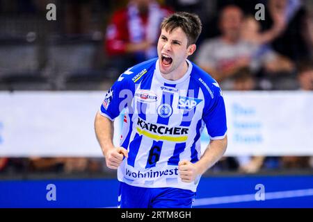 Stoccarda, Germania. 1 settembre 2023. Pallamano: Bundesliga, TVB Stoccarda - Füchse Berlin, Porsche Arena. Daniel Fernández di Stoccarda fa il saluto. Credito: Tom Weller/dpa/Alamy Live News Foto Stock