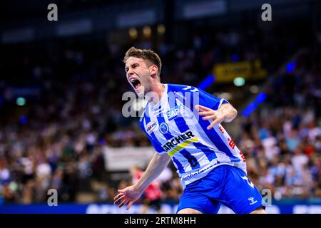 Stoccarda, Germania. 1 settembre 2023. Pallamano: Bundesliga, TVB Stoccarda - Füchse Berlin, Porsche Arena. Daniel Fernández di Stoccarda fa il saluto. Credito: Tom Weller/dpa/Alamy Live News Foto Stock