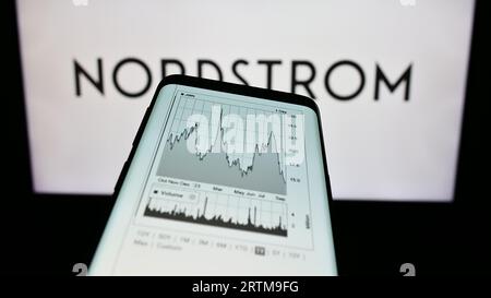 Smartphone con sito Web dell'azienda statunitense Nordstrom Inc. Sullo schermo di fronte al logo aziendale. Mettere a fuoco in alto a sinistra sul display del telefono. Foto Stock