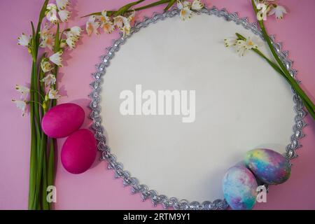 Buona pasqua! Orizzontale, cartolina o banner Internet con spazio copia a Pasqua. Fiori a goccia di neve e uova di pasqua Foto Stock