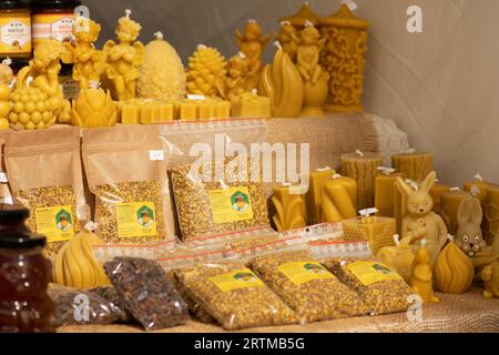 Vendita di candele di cera d'api biologiche, polline e altri prodotti delle api in un mercato di Street food a Vilnius, Lituania, Europa Foto Stock