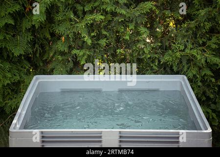 Vasca da bagno portatile in plastica o vasca in un giardino pronta