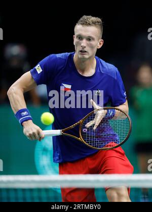 Il tennista ceco Jiri Lehecka in azione durante la partita del gruppo C di Coppa Davis 2023 contro Alejandro Davidovich Fokina di Spagna a Valencia, Spagna, il settembre Foto Stock