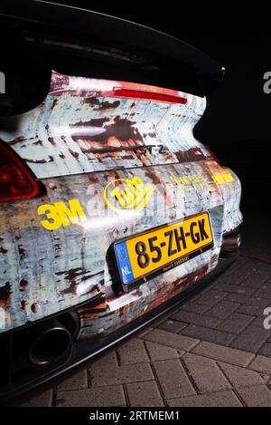 Riprese notturne con una Porsche 911 GT2 con un involucro arrugginito personalizzato. Foto Stock