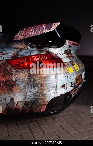 Riprese notturne con una Porsche 911 GT2 con un involucro arrugginito personalizzato. Foto Stock