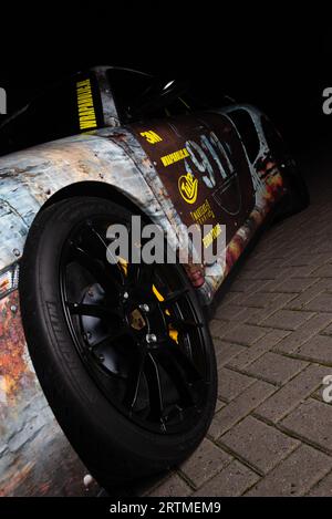 Riprese notturne con una Porsche 911 GT2 con un involucro arrugginito personalizzato. Foto Stock