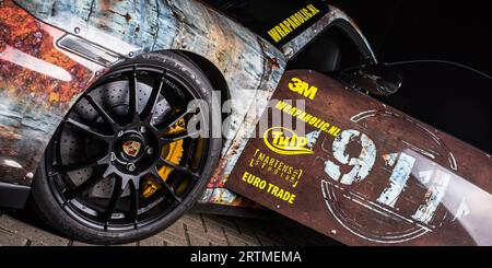 Riprese notturne con una Porsche 911 GT2 con un involucro arrugginito personalizzato. Foto Stock