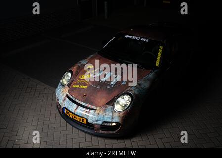 Riprese notturne con una Porsche 911 GT2 con un involucro arrugginito personalizzato. Foto Stock