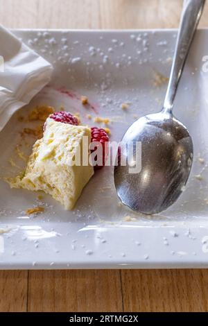 Una vista ravvicinata dei resti di un dessert su un piatto in un ristorante. Foto Stock