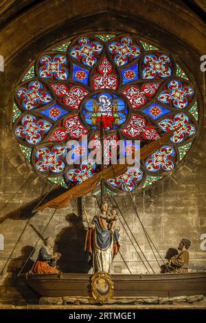 Chiesa cattolica di Notre Dame du Sablon, Bruxelles, Belgio. Statua della Vergine e del bambino in una barca e vetrate colorate Foto Stock